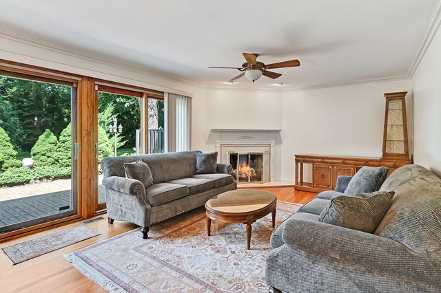 2S742 Avenue Cherbourg, Oak Brook, IL 60523