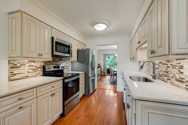 2S742 Avenue Cherbourg, Oak Brook, IL 60523