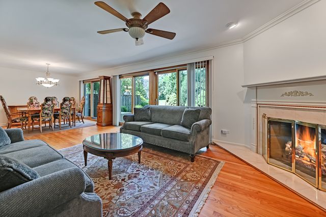 2S742 Avenue Cherbourg, Oak Brook, IL 60523