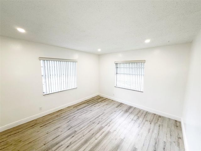 2710 Riverside Dr 201, Coral Springs, FL 33065