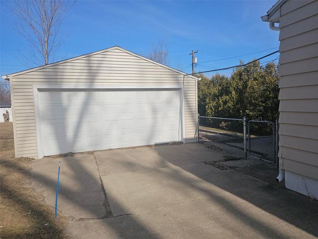 109 E Willman, Hiawatha, IA 52233