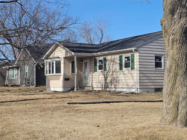 109 E Willman, Hiawatha, IA 52233