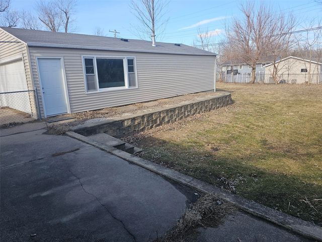 109 E Willman, Hiawatha, IA 52233