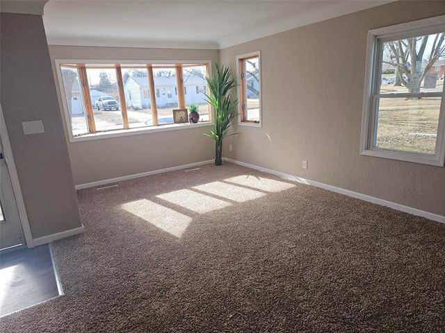 109 E Willman, Hiawatha, IA 52233