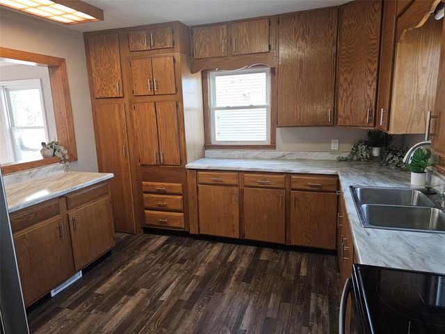 109 E Willman, Hiawatha, IA 52233