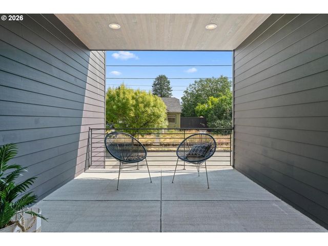 3791 Ne ROSELAWN St, Portland, OR 97211