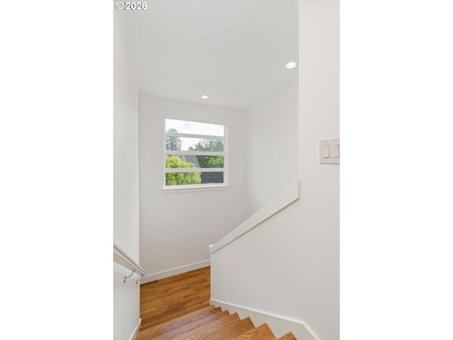 3791 Ne ROSELAWN St, Portland, OR 97211