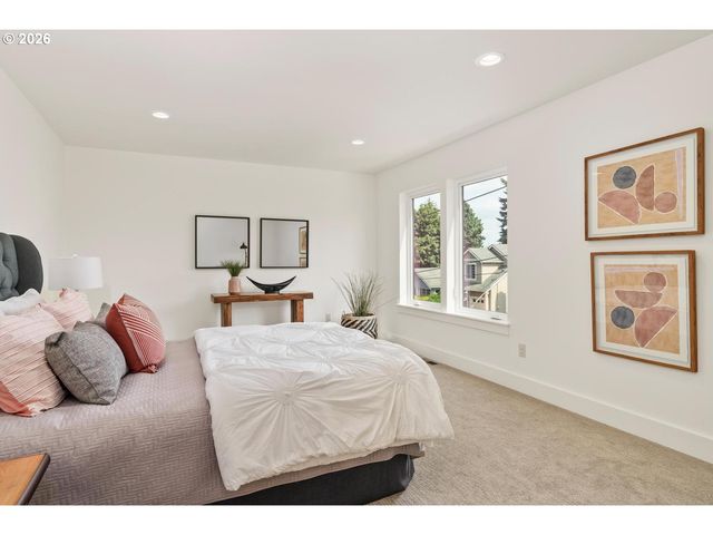 3791 Ne ROSELAWN St, Portland, OR 97211