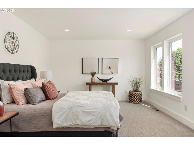 3791 Ne ROSELAWN St, Portland, OR 97211