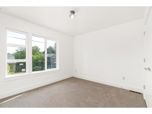 3791 Ne ROSELAWN St, Portland, OR 97211