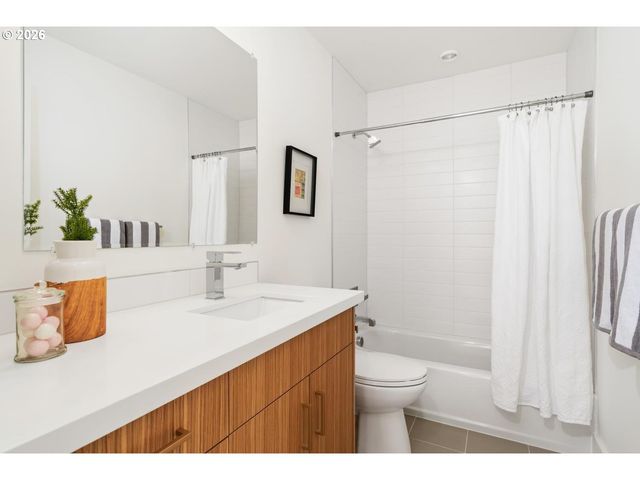 3791 Ne ROSELAWN St, Portland, OR 97211