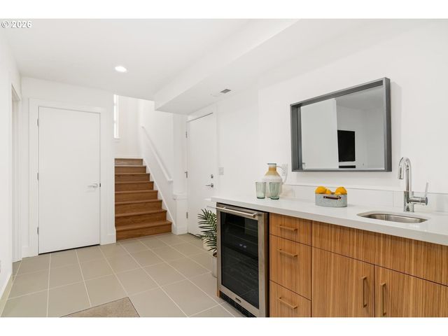 3791 Ne ROSELAWN St, Portland, OR 97211