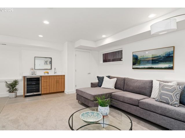 3791 Ne ROSELAWN St, Portland, OR 97211