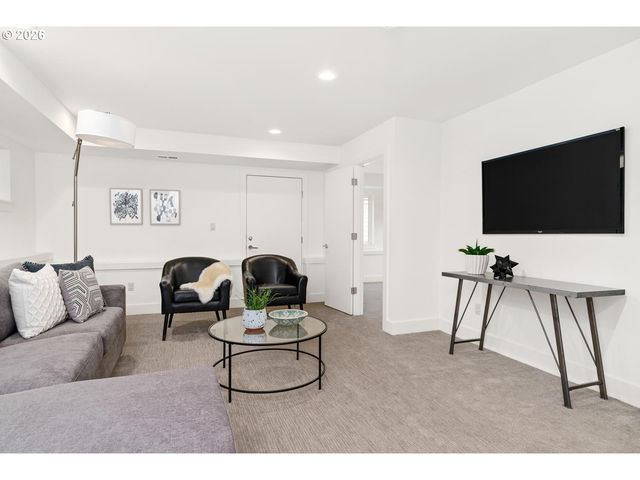 3791 Ne ROSELAWN St, Portland, OR 97211