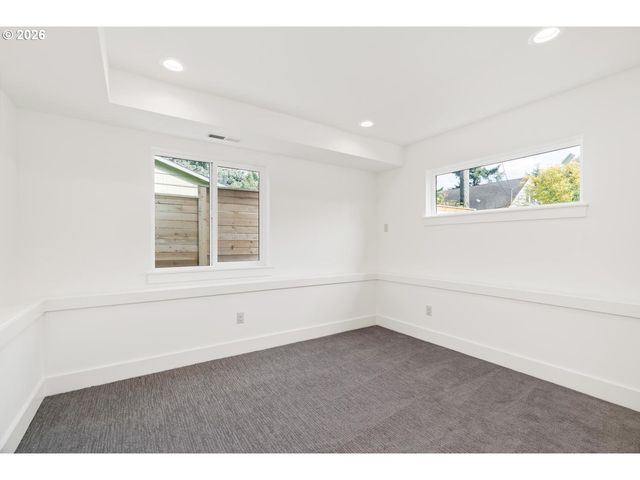 3791 Ne ROSELAWN St, Portland, OR 97211