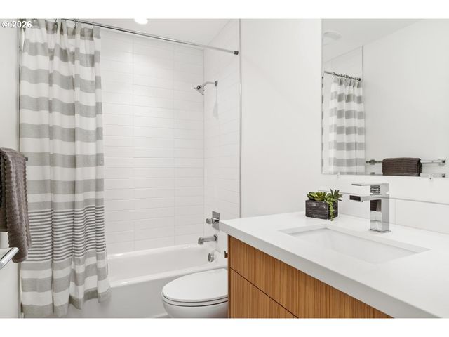 3791 Ne ROSELAWN St, Portland, OR 97211