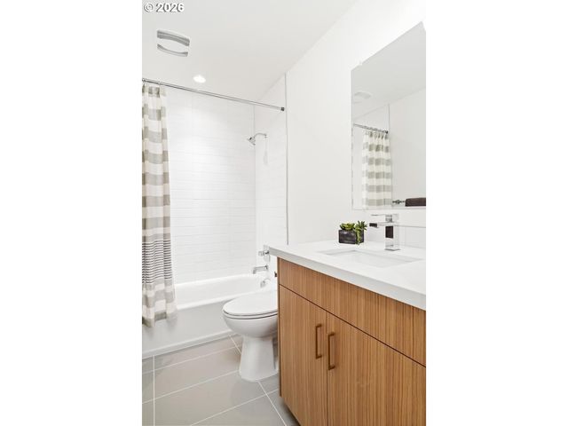 3791 Ne ROSELAWN St, Portland, OR 97211