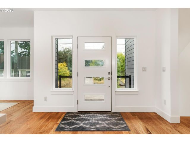 3791 Ne ROSELAWN St, Portland, OR 97211