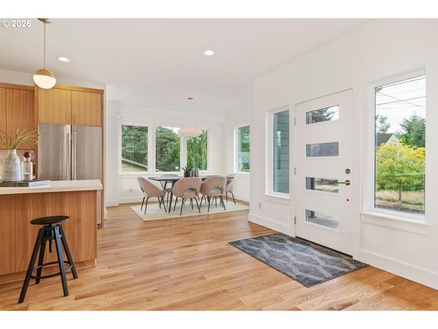 3791 Ne ROSELAWN St, Portland, OR 97211