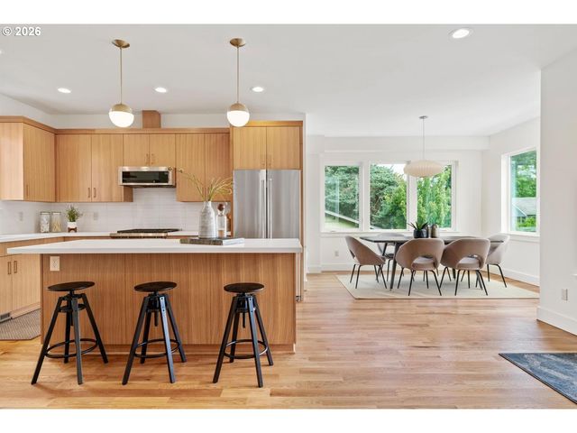 3791 Ne ROSELAWN St, Portland, OR 97211