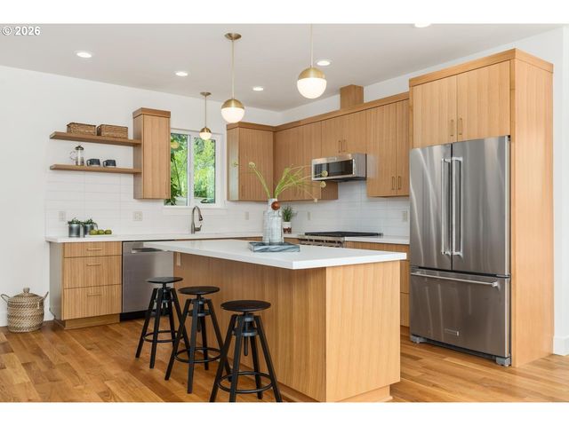 3791 Ne ROSELAWN St, Portland, OR 97211