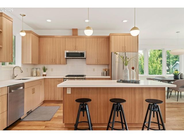 3791 Ne ROSELAWN St, Portland, OR 97211