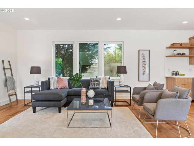 3791 Ne ROSELAWN St, Portland, OR 97211