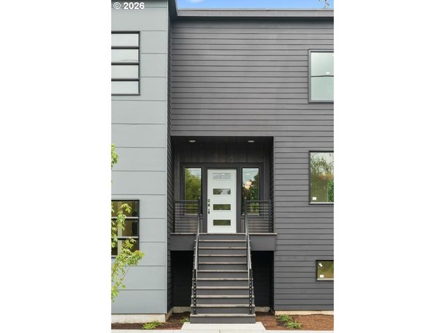 3791 Ne ROSELAWN St, Portland, OR 97211