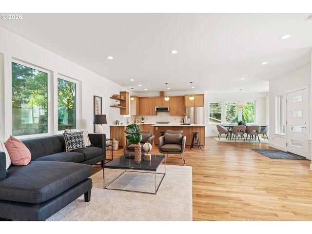 3791 Ne ROSELAWN St, Portland, OR 97211