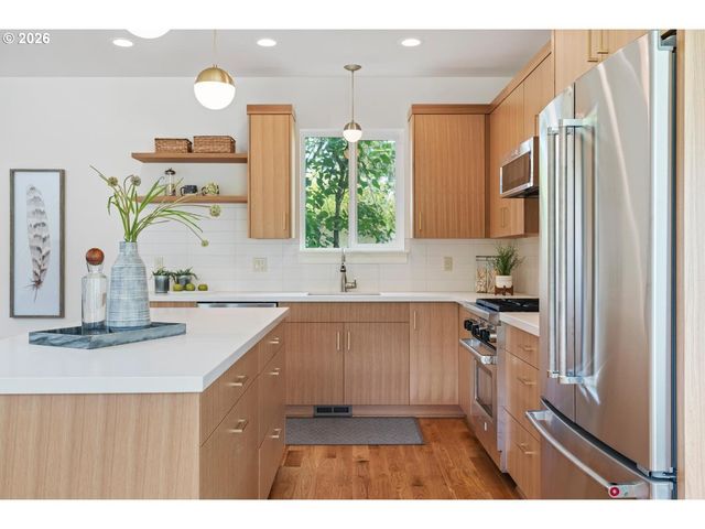 3791 Ne ROSELAWN St, Portland, OR 97211