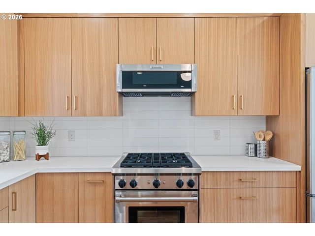 3791 Ne ROSELAWN St, Portland, OR 97211