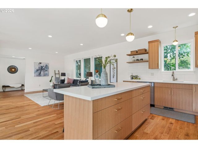 3791 Ne ROSELAWN St, Portland, OR 97211