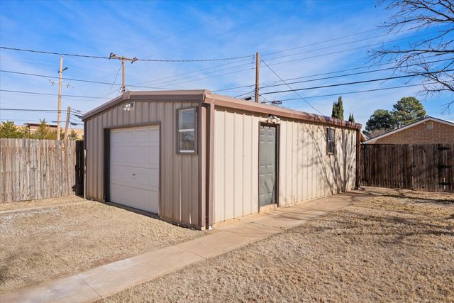 2003 College Avenue, Levelland, TX 79336