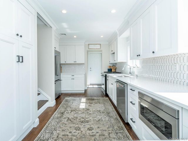 2 Plymouth Road, Port Washington, NY 11050