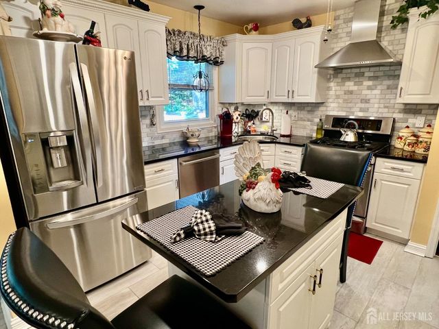 51 Salem Court, Metuchen, NJ 08840