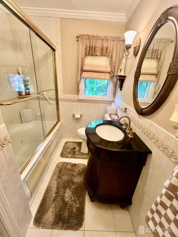 51 Salem Court, Metuchen, NJ 08840