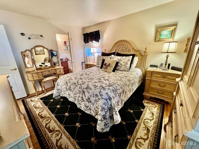 51 Salem Court, Metuchen, NJ 08840