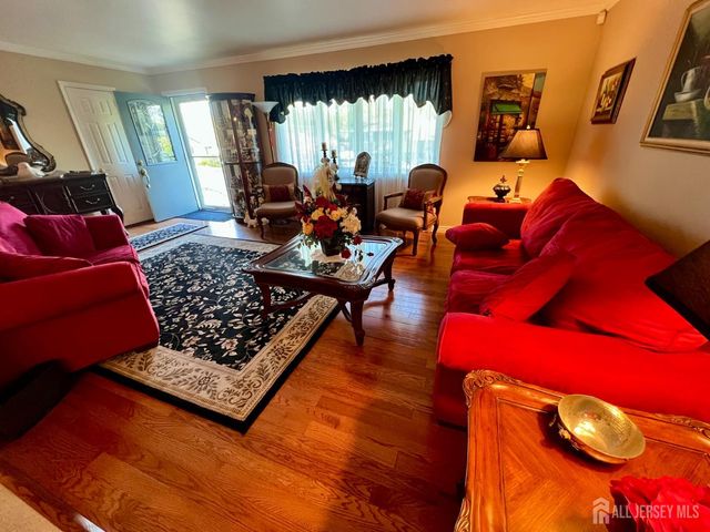 51 Salem Court, Metuchen, NJ 08840