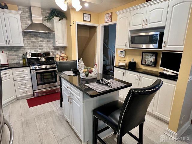 51 Salem Court, Metuchen, NJ 08840