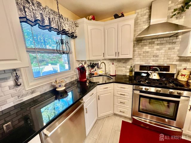 51 Salem Court, Metuchen, NJ 08840