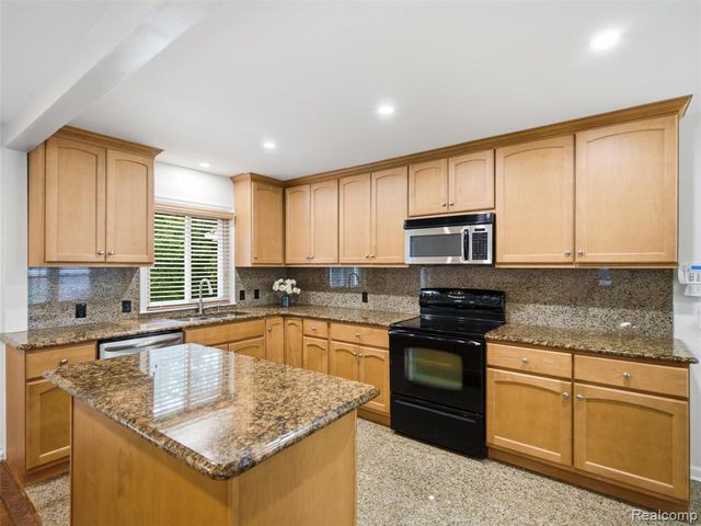 2645 Ayrshire Drive, Bloomfield Hills, MI 48302