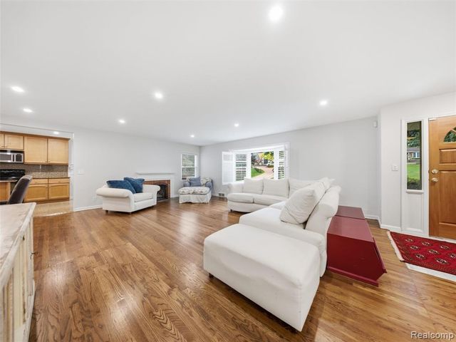 2645 Ayrshire Drive, Bloomfield Hills, MI 48302