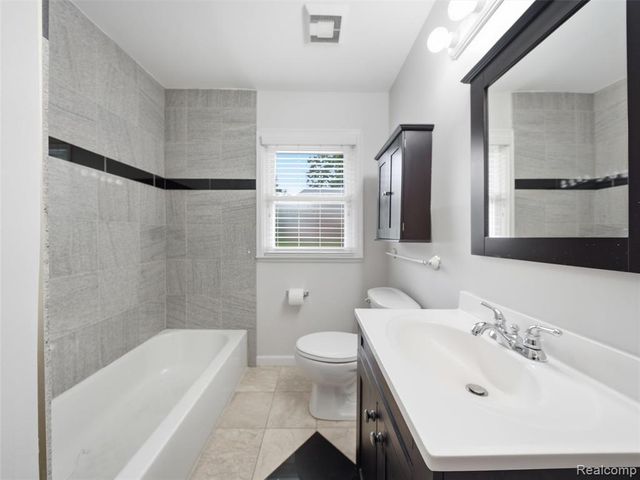 2645 Ayrshire Drive, Bloomfield Hills, MI 48302