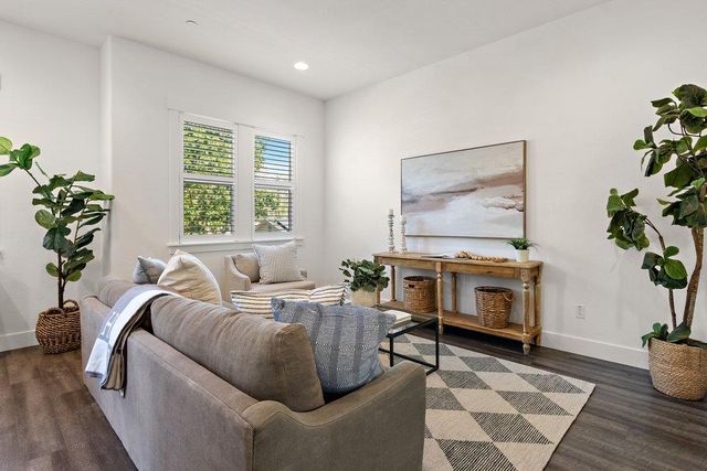 3329 Crocker Dr, Sacramento, CA 95818