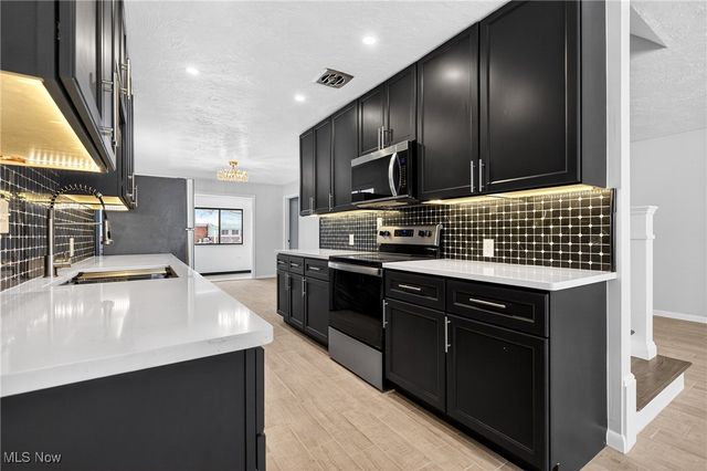 25515 Country Club Boulevard 12, North Olmsted, OH 44070