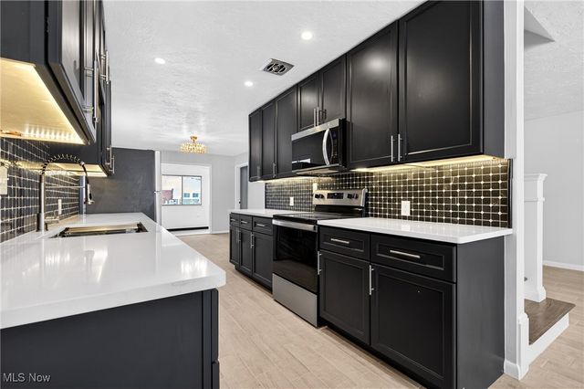 25515 Country Club Boulevard 12, North Olmsted, OH 44070