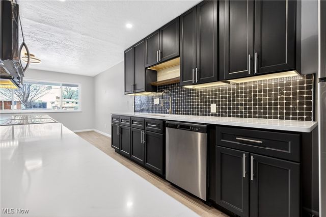 25515 Country Club Boulevard 12, North Olmsted, OH 44070