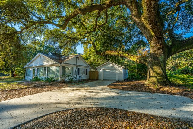 1063 S Pinckney Street, Mcclellanville, SC 29458