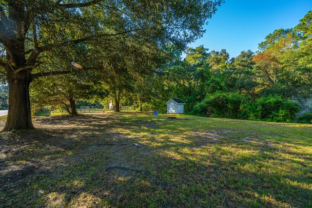 1063 S Pinckney Street, Mcclellanville, SC 29458