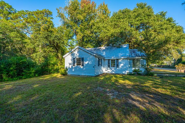 1063 S Pinckney Street, Mcclellanville, SC 29458